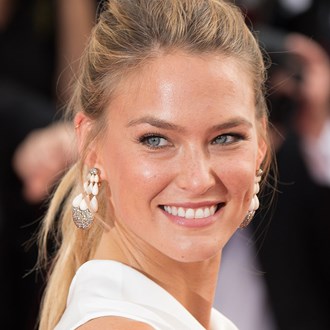 /media/10773/bar-refaeli-foundation-makeup-tips-square.jpg
