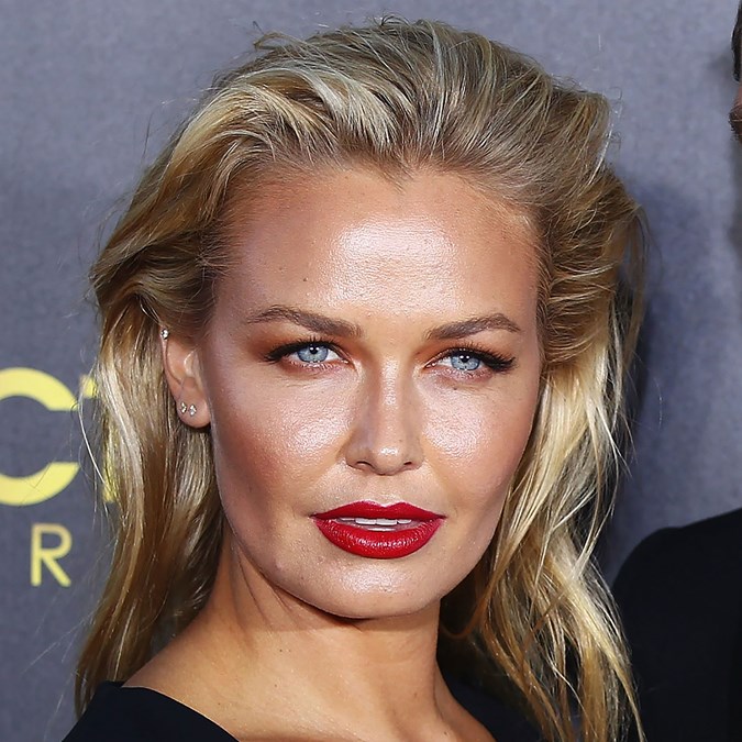 Lara-Worthington-long-blonde-hair